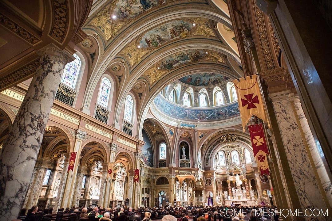 Cercate attività calde ed economiche da fare in inverno a Buffalo, New York? Sometimes Home ti ha coperto! Dai musei d'arte, ai ristoranti con ottimo cibo e bevande, a un hotel con un bar girevole, e altre cose da fare se sei in viaggio in questa città. Non importa se è autunno o inverno, le giornate di neve non ti faranno cadere con queste idee! Sapevi che c'è una basilica lì, chiamata Nostra Signora della Vittoria, costruita negli anni '20? Clicca per tutti i nostri suggerimenti! #BuffaloNY #travelBUF #BuffaloNY #WesternNewYork #VisitBuffaloNiagara