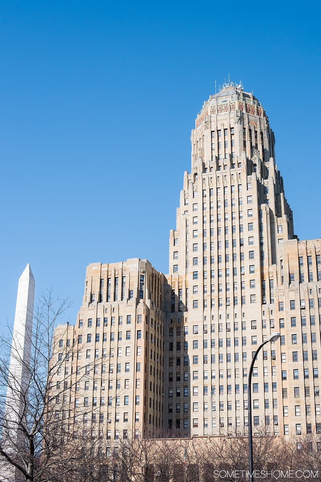 Vous cherchez des activités chaudes abordables à faire pendant l'hiver à Buffalo, New York ? Sometimes Home vous couvre ! Des musées d'art, aux restaurants avec de la bonne nourriture et des boissons, à un hôtel avec un bar tournant, et plus de choses à faire si vous voyagez dans cette ville. Que ce soit en automne ou en hiver, les jours de neige ne vous feront pas peur avec ces idées, y compris une visite gratuite de l'hôtel de ville art déco. Cliquez pour découvrir toutes nos suggestions ! #BuffaloNY #travelBUF #BuffaloNY #WesternNewYork #VisitBuffaloNiagara