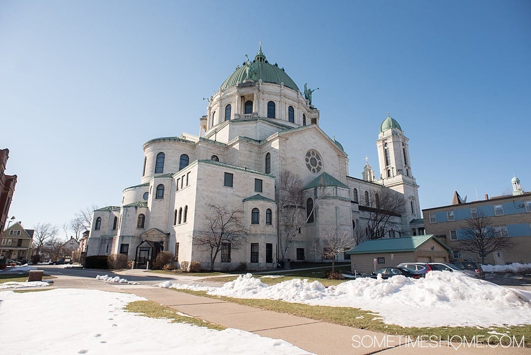 Cercate attività calde ed economiche da fare durante l'inverno a Buffalo, New York? A volte Home ti ha coperto! Dai musei d'arte, ai ristoranti con ottimo cibo e bevande, a un hotel con un bar girevole, e altre cose da fare se sei in viaggio in questa città. Non importa se è autunno o inverno, le giornate di neve non ti faranno cadere con queste idee! Sapevi che lì c'è una basilica, chiamata Nostra Signora della Vittoria, costruita nel 1920? Clicca per tutti i nostri suggerimenti! #BuffaloNY #travelBUF #BuffaloNY #WesternNewYork #VisitBuffaloNiagara