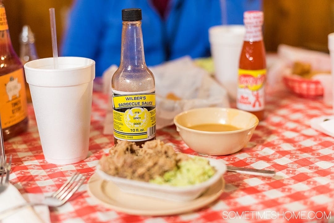 Una delle cose migliori da fare se si visita lo stato del Tar Heel è andare nei ristoranti di Goldsboro NC! Dalle graffette di pasticceria ai classici negozi mom and pop di BBQ e ai birrifici artigianali, abbiamo la fotografia e le informazioni per ispirare la tua destinazione di viaggio e il tuo palato! Clicca per le opzioni dolci e salate! #GoldsboroNC #Goldsboro @VisitNC #VisitNC #SometimesHome're visiting the Tar Heel state is go to restaurants in Goldsboro NC! From pastries staples to classic BBQ mom and pop shops, and craft breweries we have the photography and information to inspire your travel destination and palate! Click through for the savory and sweet options! #GoldsboroNC #Goldsboro @VisitNC #VisitNC #SometimesHome