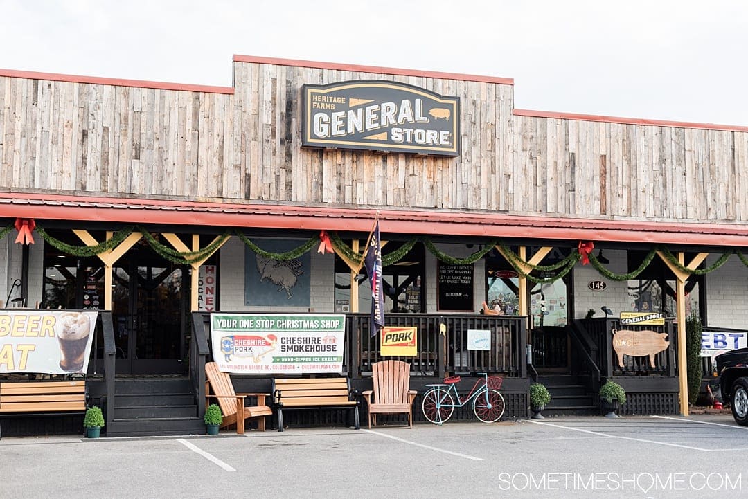 ¡Una de las mejores cosas que hacer en si visitas el estado de Tar Heel es ir a los restaurantes de Goldsboro NC! Desde restaurantes de repostería hasta tiendas clásicas de barbacoa y cervecerías artesanales, ¡tenemos fotografías e información para inspirar tu destino y tu paladar! ¡Haga clic a través de las opciones saladas y dulces! #GoldsboroNC #Goldsboro @VisitNC #VisitNC #SometimesHome're visiting the Tar Heel state is go to restaurants in Goldsboro NC! From pastries staples to classic BBQ mom and pop shops, and craft breweries we have the photography and information to inspire your travel destination and palate! Click through for the savory and sweet options! #GoldsboroNC #Goldsboro @VisitNC #VisitNC #SometimesHome