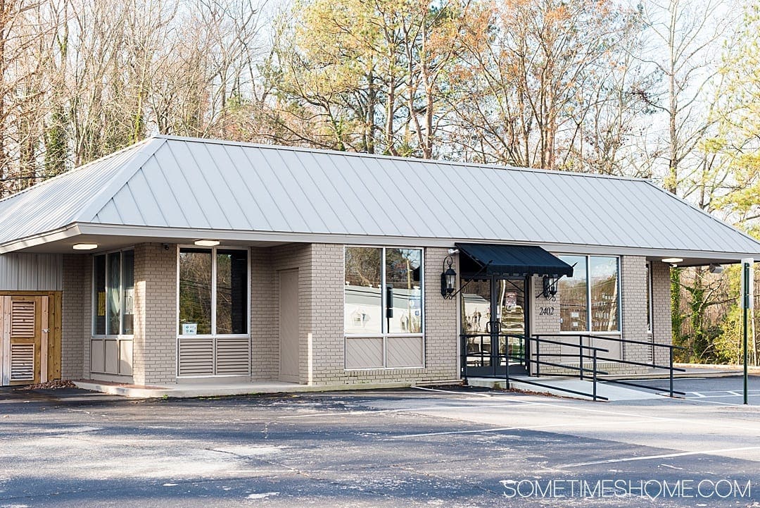 Uma das melhores coisas a fazer se estiver a visitar o estado do calcanhar de Tar é ir a restaurantes em Goldsboro, NC! Desde os agrafos de pastelaria até às clássicas churrascarias de mãe e pop shops, e cervejeiras artesanais, temos a fotografia e a informação para inspirar o seu destino de viagem e paladar! Clique aqui para ver as opções saborosas e doces! #GoldsboroNC #Goldsboro @VisitNC #VisitNC #Some SometimesHome're visiting the Tar Heel state is go to restaurants in Goldsboro NC! From pastries staples to classic BBQ mom and pop shops, and craft breweries we have the photography and information to inspire your travel destination and palate! Click through for the savory and sweet options! #GoldsboroNC #Goldsboro @VisitNC #VisitNC #SometimesHome