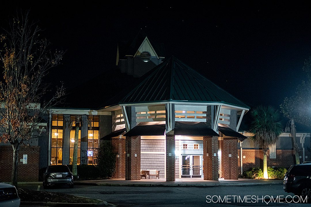 Best Lake Norman Waterfront Restaurants for the view, food and cocktails near Charlotte, North Carolina. Hello, Sailor, Port City Club and North Harbor Club. #sometimeshome #lakenorman #NorthCarolina